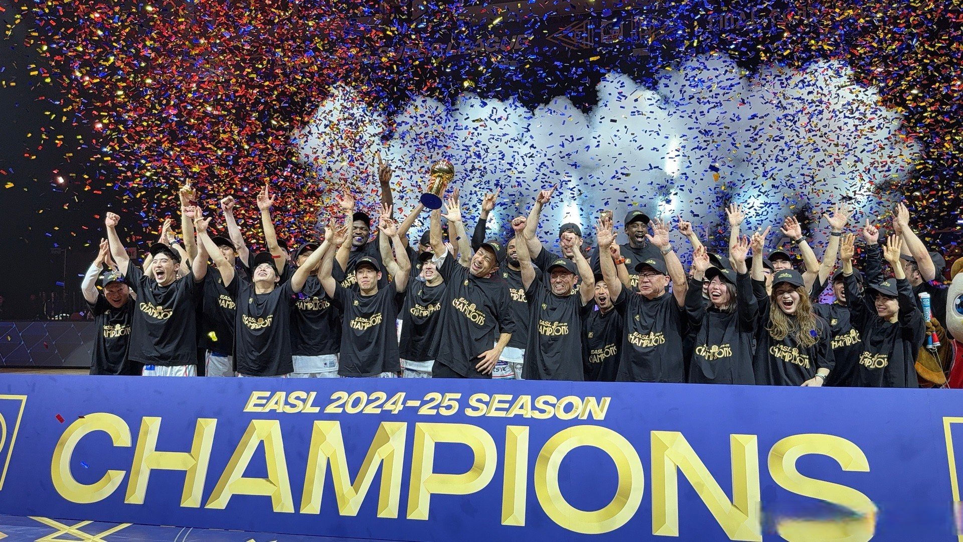 东亚球队全队表现出色跻身四强