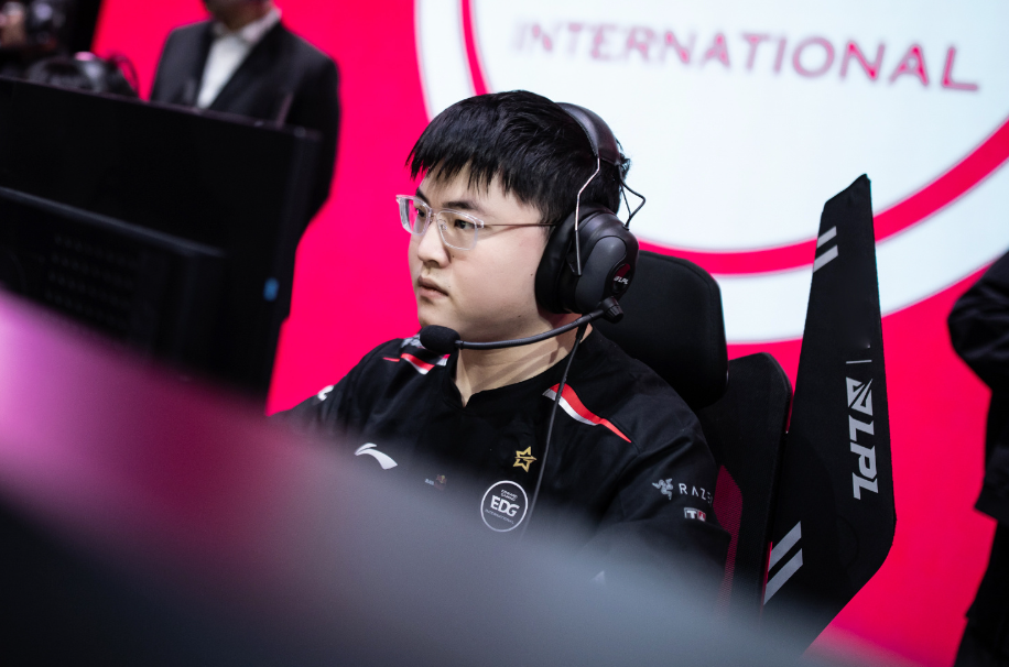 开云体育下载-BLG翻盘RNG，Uzi开启传奇时刻鏖战多局淘汰赛，点燃全场激情的简单介绍