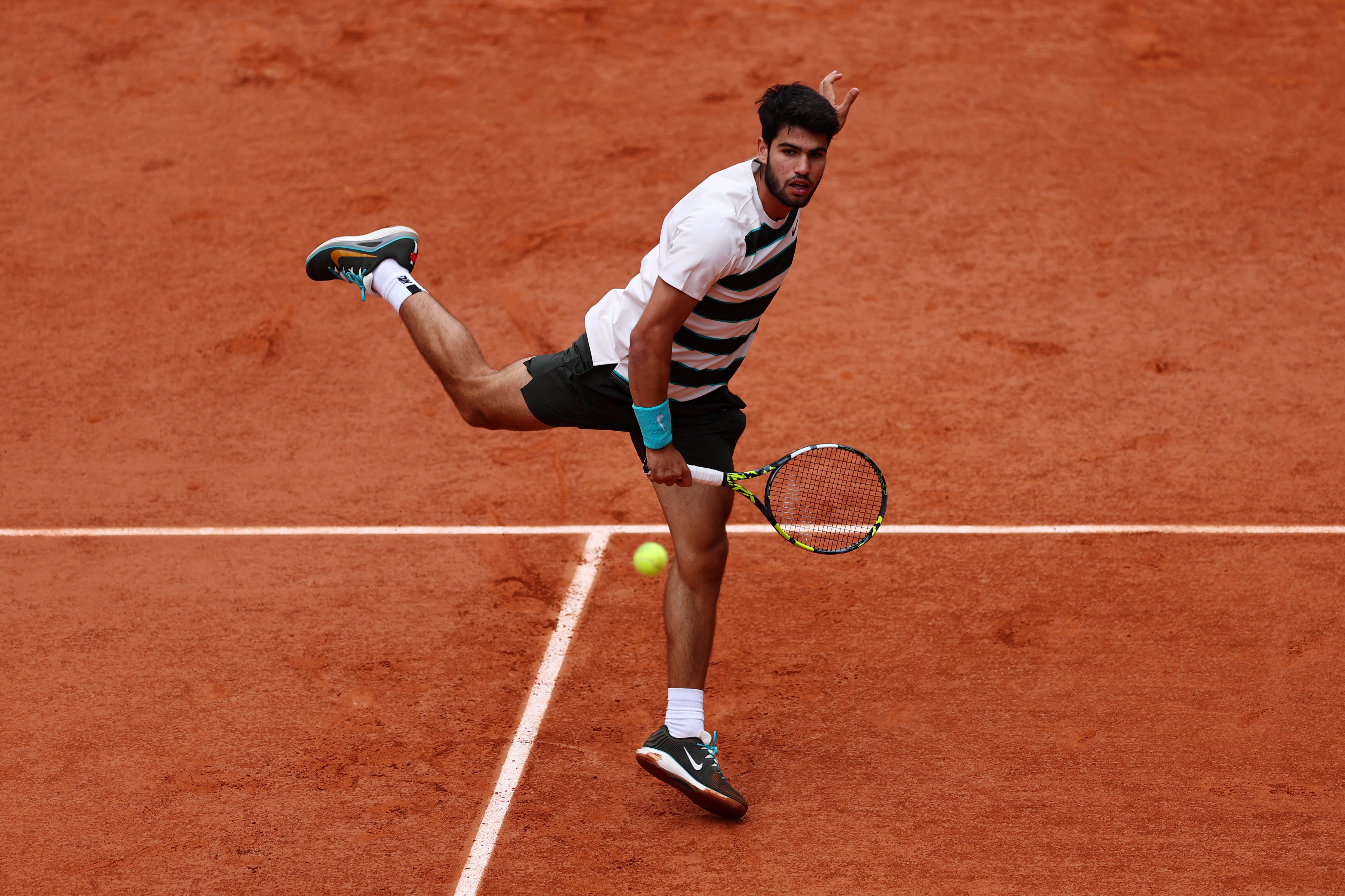 包含法国网球队鏖战澳大利亚网球队，阿尔卡拉斯爆发神勇的词条