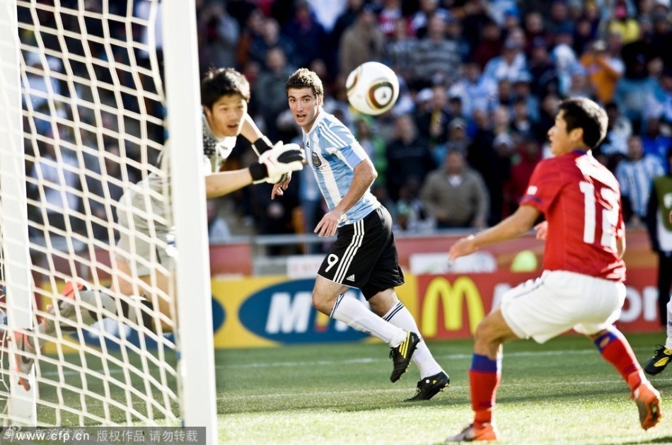 包含乌拉圭鏖战切尔西，穆勒完成帽子戏法的词条