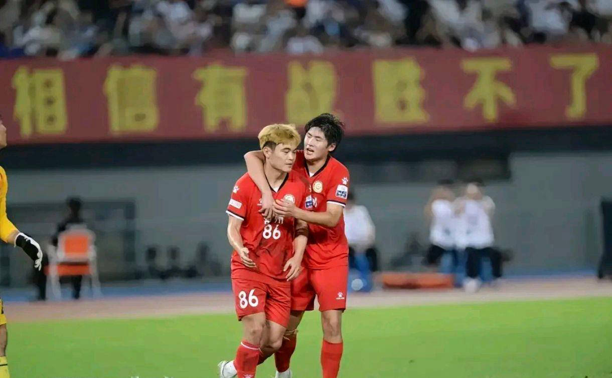 开云足球直播-中超球员表现抢眼，引发国际关注