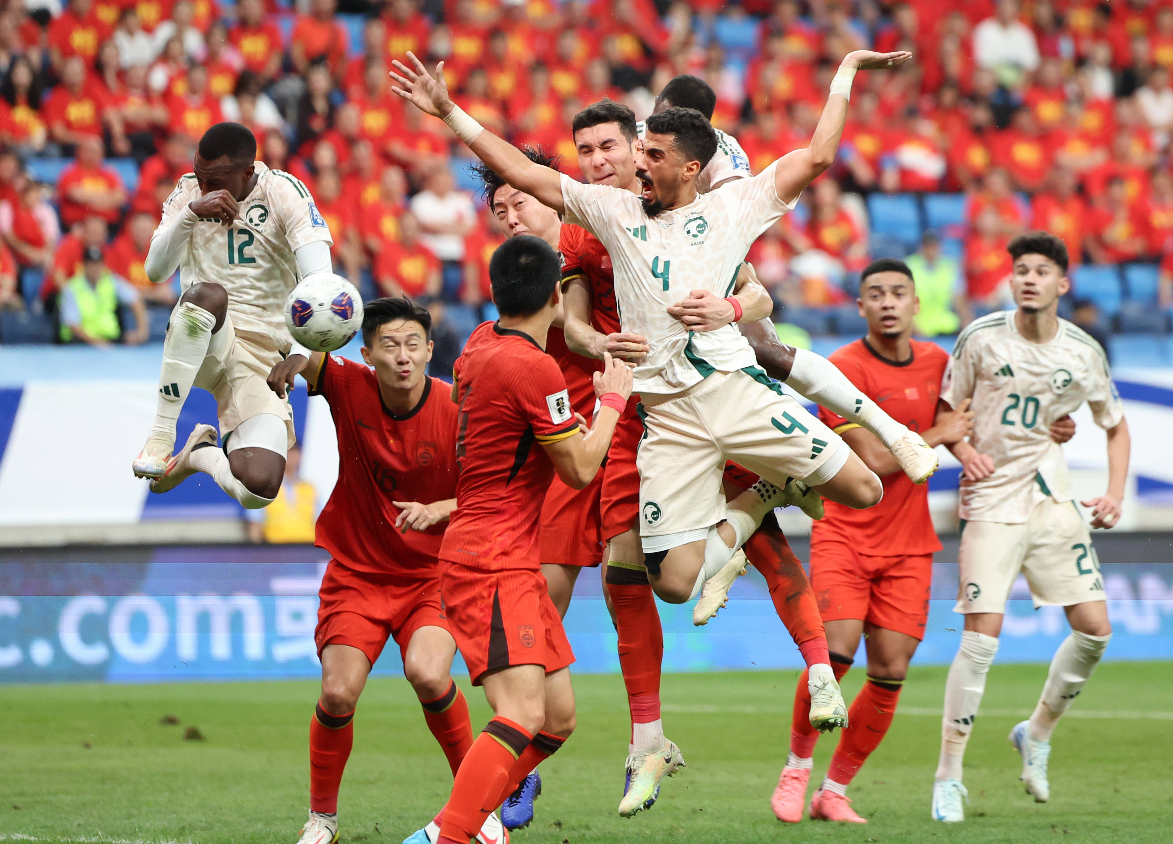 开云体育-亚洲足坛焦点战役点燃球迷热情的简单介绍